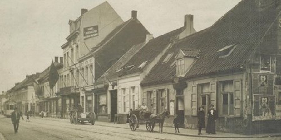 Gitschotelbuurschap Borgerhout: de Turnhoutsebaan ter hoogte van de Molenstraat, begin 20ste eeuw.